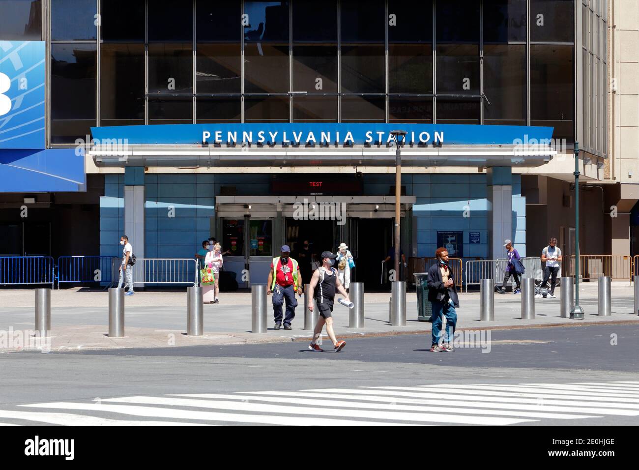 Persone all'ingresso della Stazione Penn di New York, 8th Ave/W 31st St, New York, NY Foto Stock