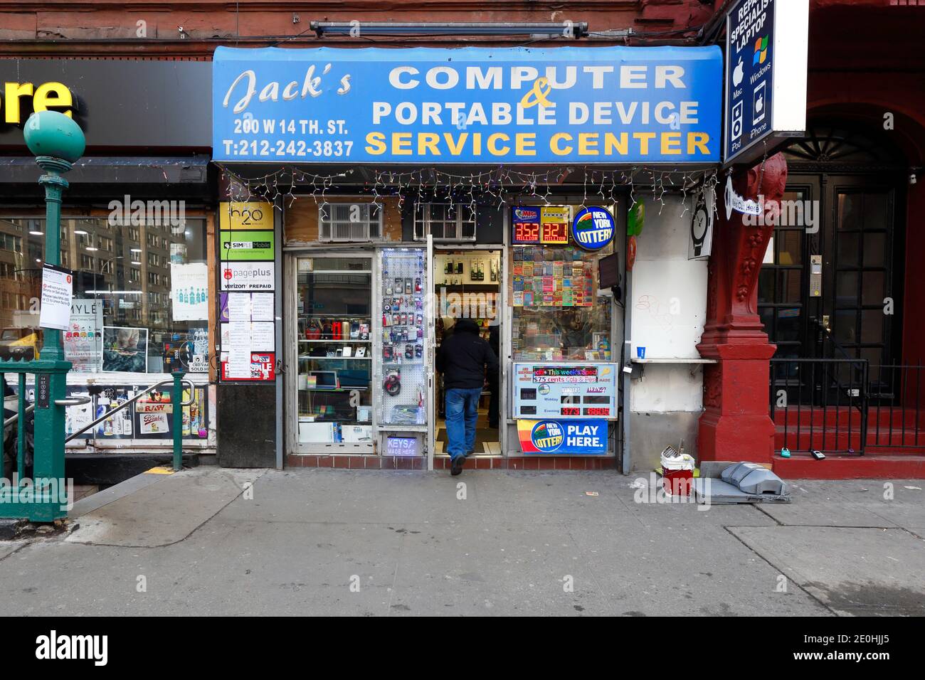Jack's computer Services Center, edicola, 200 West 14th St, New York, NYC foto di un negozio di riparazioni elettroniche a Manhattan. Foto Stock