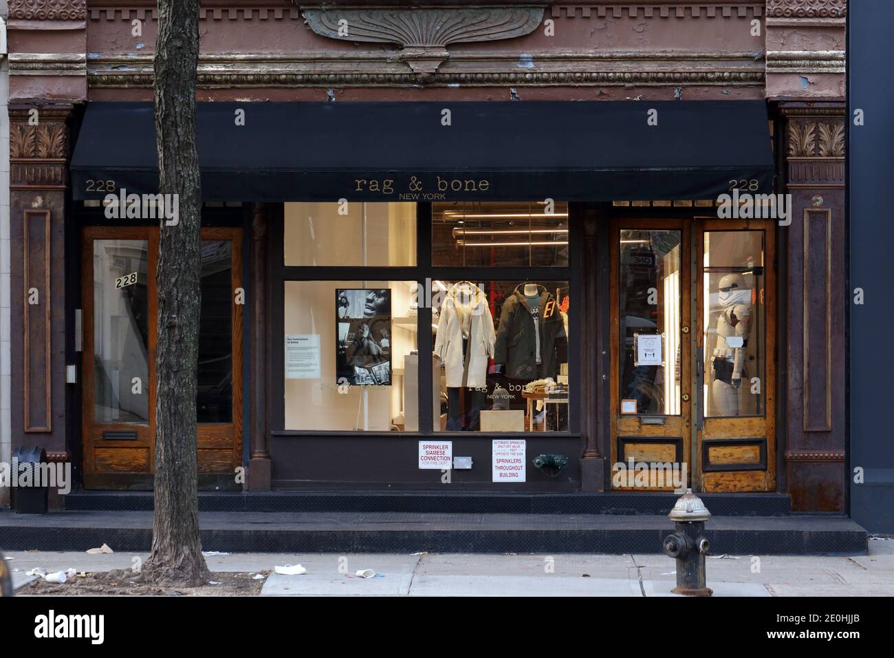 RAG & Bone, 228 W Broadway, New York, foto del negozio di New York di una catena di negozi di abbigliamento nel quartiere Tribeca di Manhattan. Foto Stock