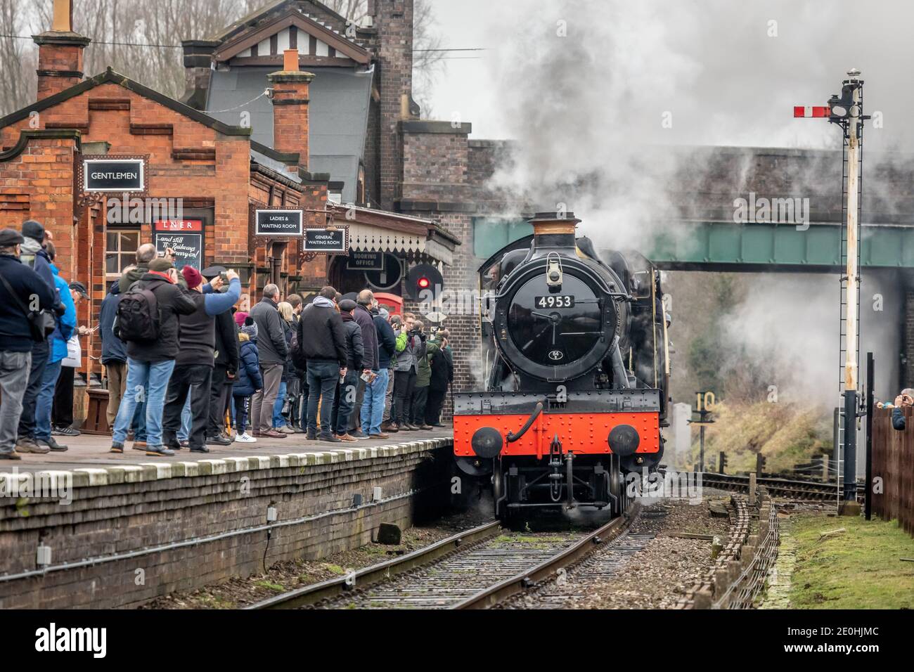 BR 'Hall' 4-6-0 No. 4953 'Pitchford Hall' arriva alla stazione di Quorn e Woodhouse sulla Great Central Railway Foto Stock