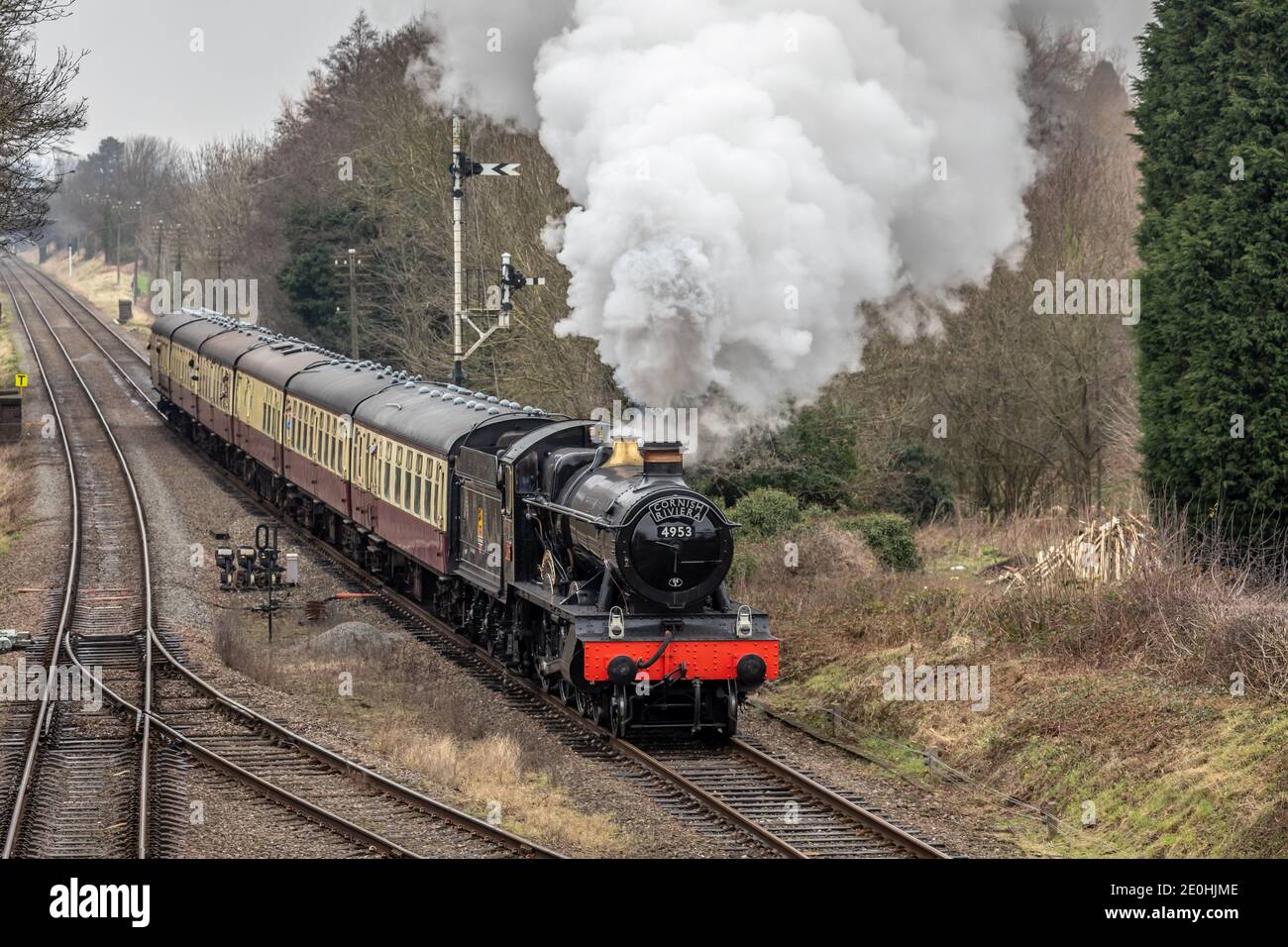 BR 'Hall' 4-6-0 No. 4953 'Pitchford Hall' si avvicina alla stazione di Quorn e Woodhouse sulla Great Central Railway Foto Stock