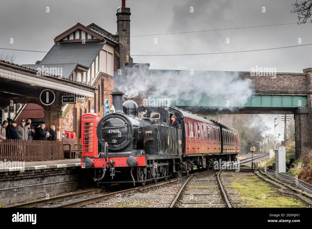 BR '3F' 0-6-0T No. 47406 arriva alla stazione di Quorn e Woodhouse sulla Great Central Railway Foto Stock