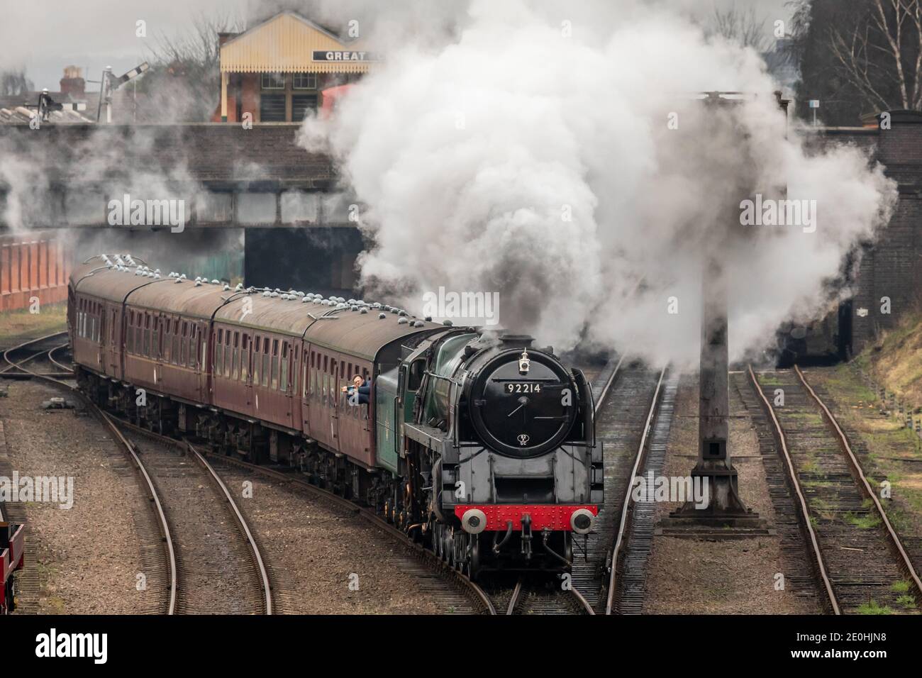 BR '9F' 2-10-0 No. 92214 'Leicester City' parte dalla stazione di Loughborough sulla Great Central Railway Foto Stock