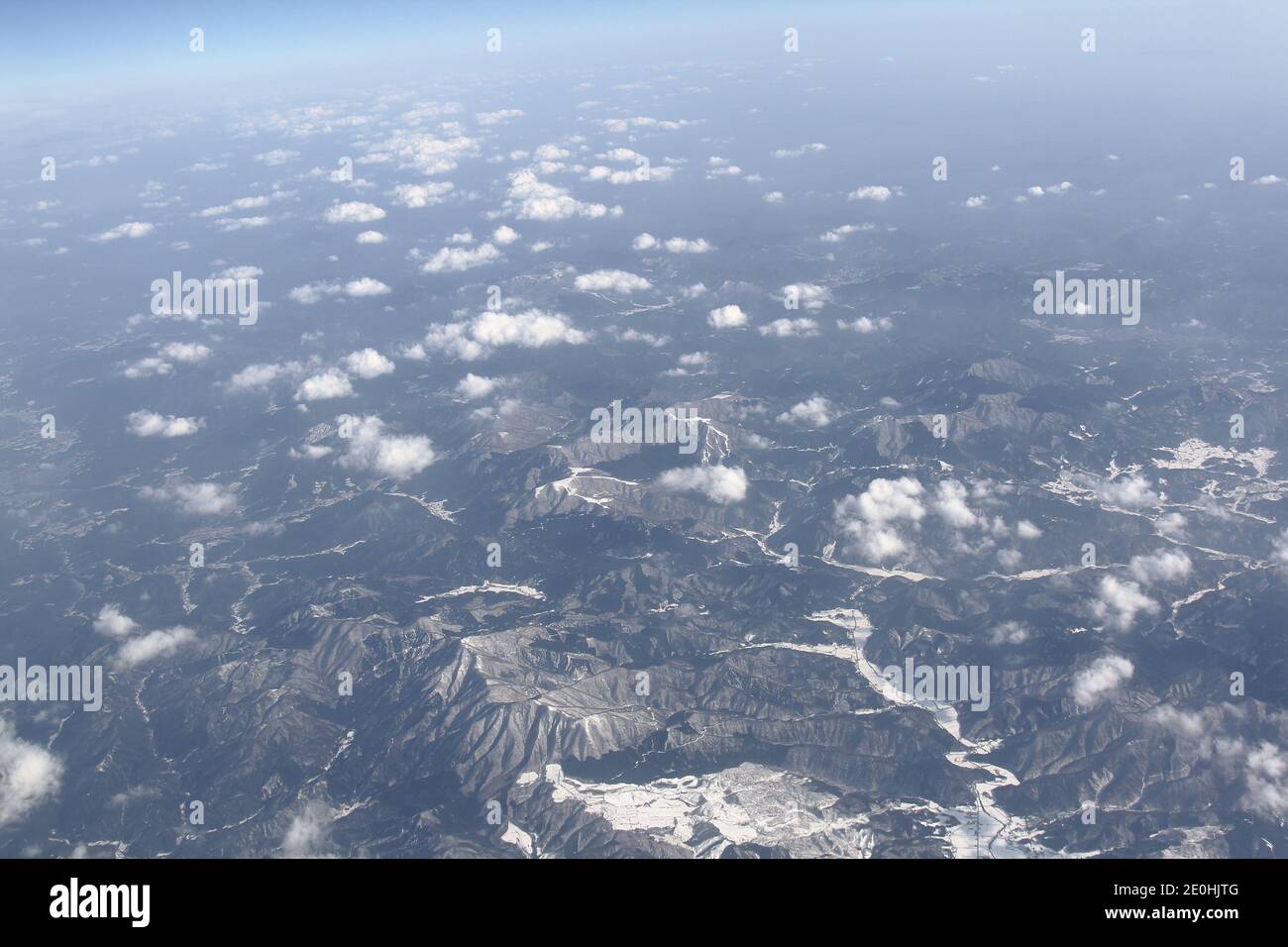 il meraviglioso paesaggio invernale dalle finestre di un aereo Foto Stock
