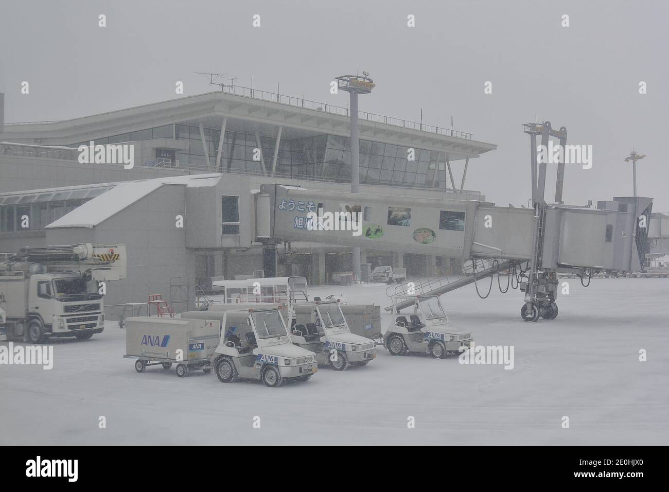L'inverno freddo e bianco nell'aeroporto di Asahikawa, un aeroporto regionale a pista singola a Hokkaido, Giappone. Foto Stock