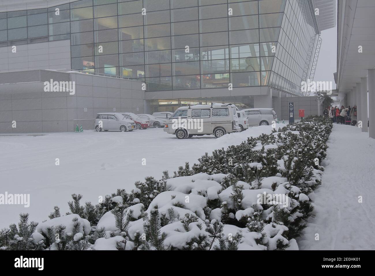 L'inverno freddo e bianco nell'aeroporto di Asahikawa, un aeroporto regionale a pista singola a Hokkaido, Giappone. Foto Stock
