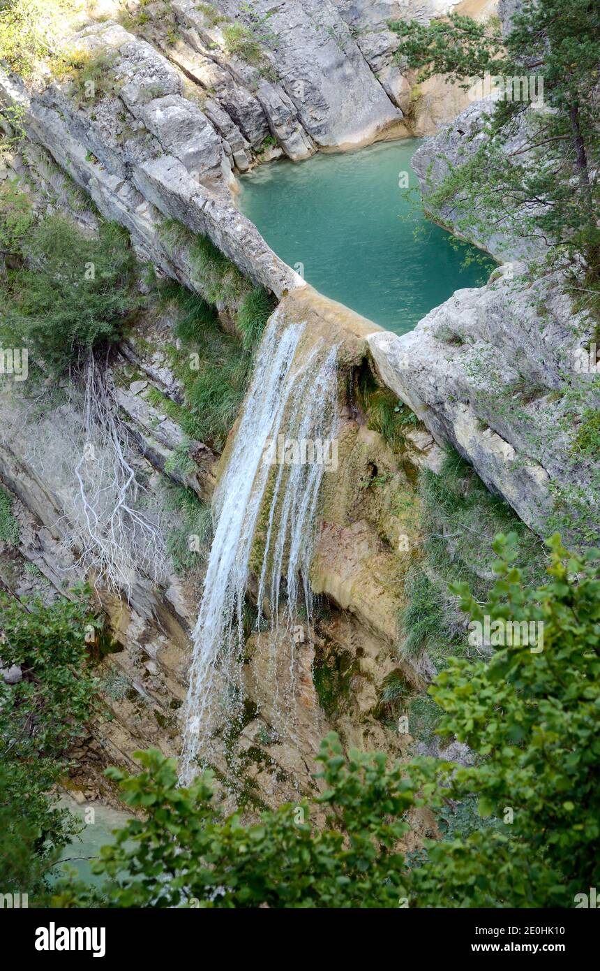 Naturale Rock Strata creazione diga e piscina turchese nel fiume Asse & Taulanne cascata Verdon Gorge Parco Naturale Regionale Nr Castellane Provence Foto Stock