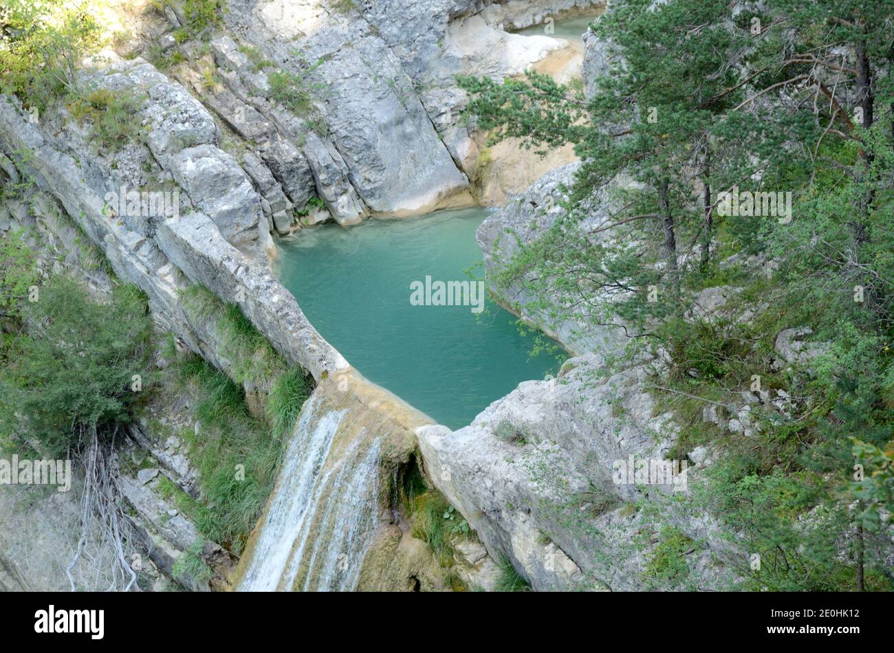 Naturale Rock Strata creazione diga e piscina turchese nel fiume Asse & Taulanne cascata Verdon Gorge Parco Naturale Regionale Nr Castellane Provence Foto Stock