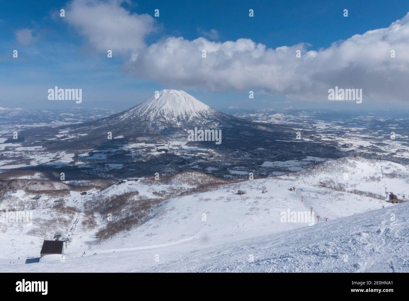Monte Yotei, un vulcano attivo in una giornata invernale soleggiata a Niseko, Hokkaido Foto Stock
