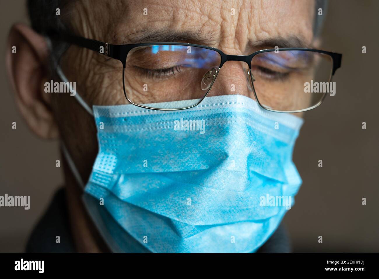 Ritratto di un uomo anziano in occhiali e maschera medica Foto Stock