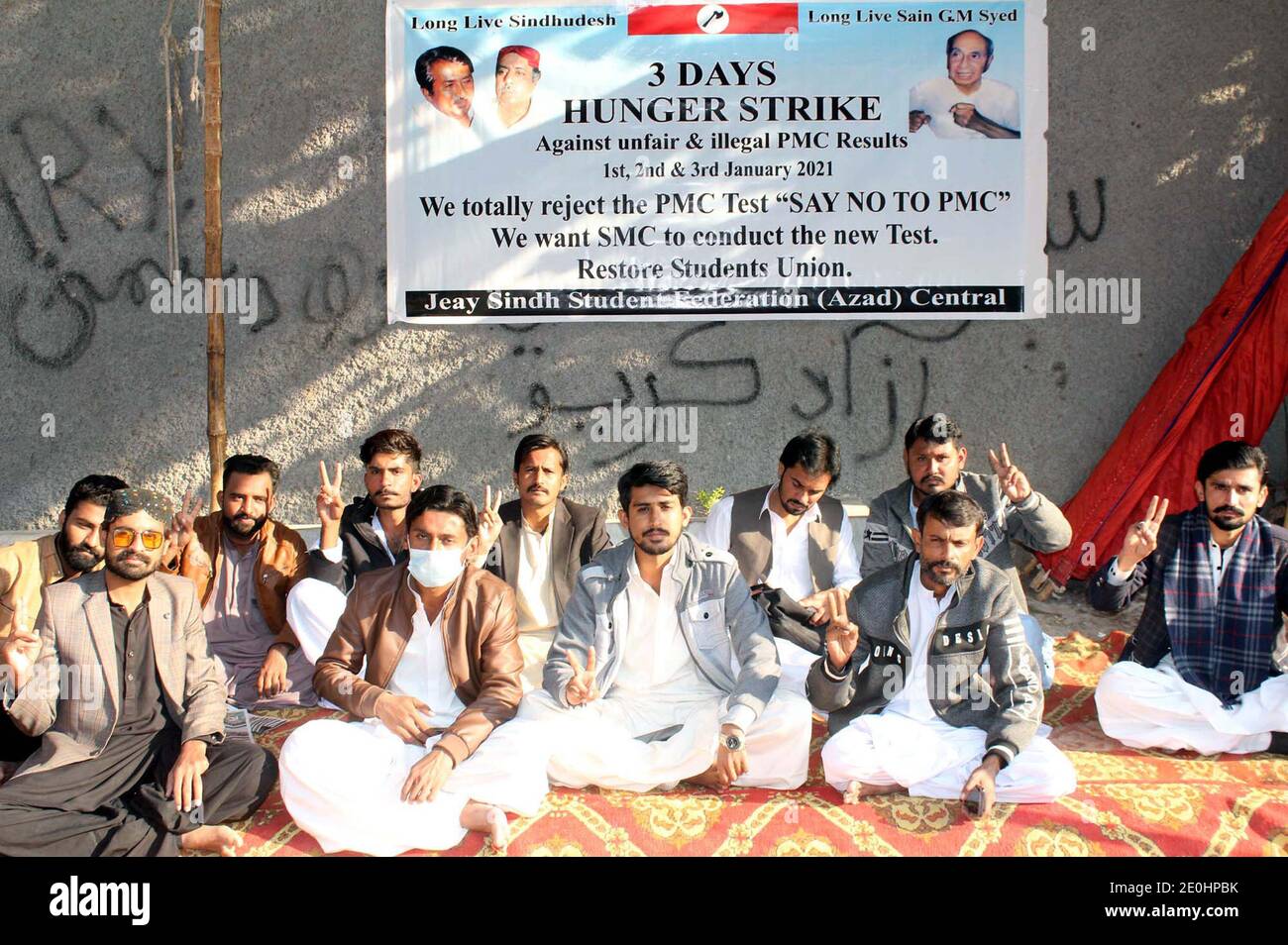 I membri della Jeay Sindh Student Federation Central stanno organizzando una manifestazione di protesta contro presunte irregolarità a seguito dell'MDCAT-2020 condotta dalla Pakistan Medical Commission (PMC), presso il club stampa di Hyderabad venerdì 01 gennaio 2021. Foto Stock