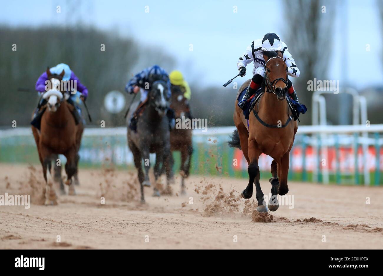 Silent Queen guidato da ben Curtis che viene a casa per vincere la Betway Novice Median Auction Stakes al Southwell Racecourse. Foto Stock