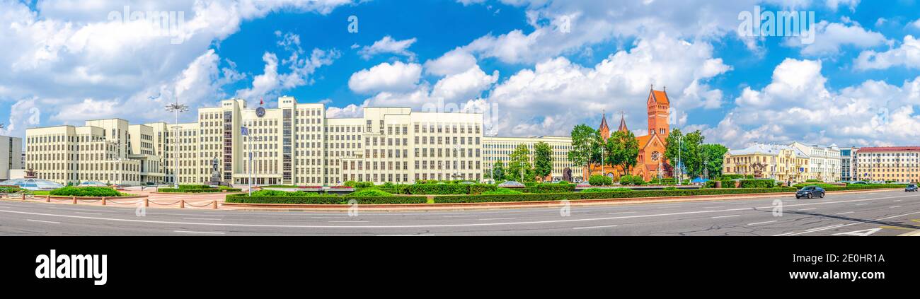 Panorama di Piazza dell'Indipendenza nel centro di Minsk con la Casa del Governo e la Chiesa Cattolica Romana dei Santi Simone e Helena o la Chiesa Rossa, cielo blu i Foto Stock