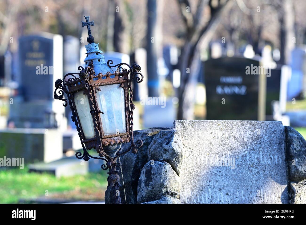Vienna, Austria. Il cimitero centrale di Vienna. Vecchia lanterna grave arrugginita al cimitero centrale. Foto Stock