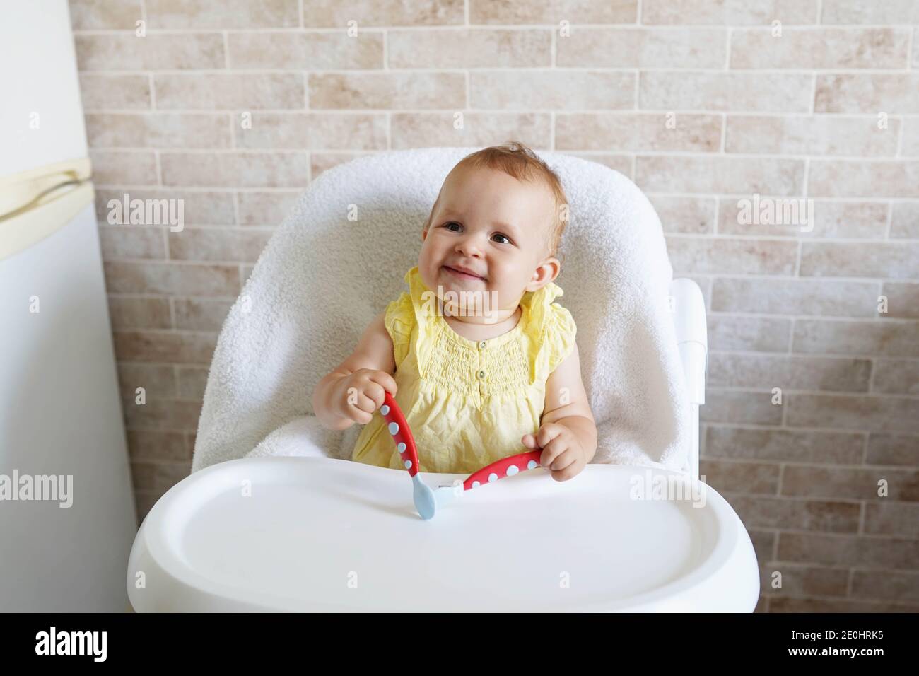 Baby mangiare in cucina spazio vuoto table.Child's nutrizione. Foto Stock