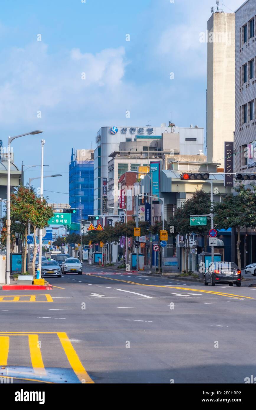 JEJU CITY, COREA, 11 NOVEMBRE 2019: Vista di una strada centrale nella città di Jeju, Repubblica di Corea Foto Stock