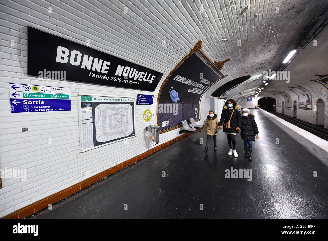 Parigi, Francia. 31 dicembre 2020. La stazione della metropolitana Bonne Nouvelle di Parigi accoglie la fine dell'anno 2020. Buona notizia, l'anno 2020 è finito: RATP completa il nome di una stazione con umorismo. In occasione della transizione al nuovo anno, RATP ha completato il nome della stazione Bonne Nouvelle con una formula che farà tutti d'accordo. (Foto di Lionel Urman/Sipa USA) Credit: Sipa USA/Alamy Live News Foto Stock