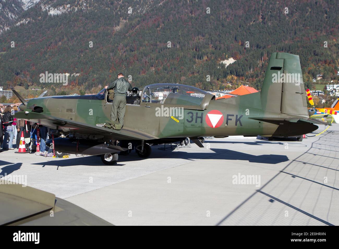 Innsbruck, Tirolo, Austria. 26 Ottobre 2013. Il Pilatus PC-7 Turbo Trainer viene utilizzato dalle forze aeree austriache per la formazione iniziale e avanzata. Qui è visibile in esposizione statica al giorno nazionale austriaco all'aeroporto di Innsbruck. Credit: Fabrizio Gandolfo/SOPA Images/ZUMA Wire/Alamy Live News Foto Stock