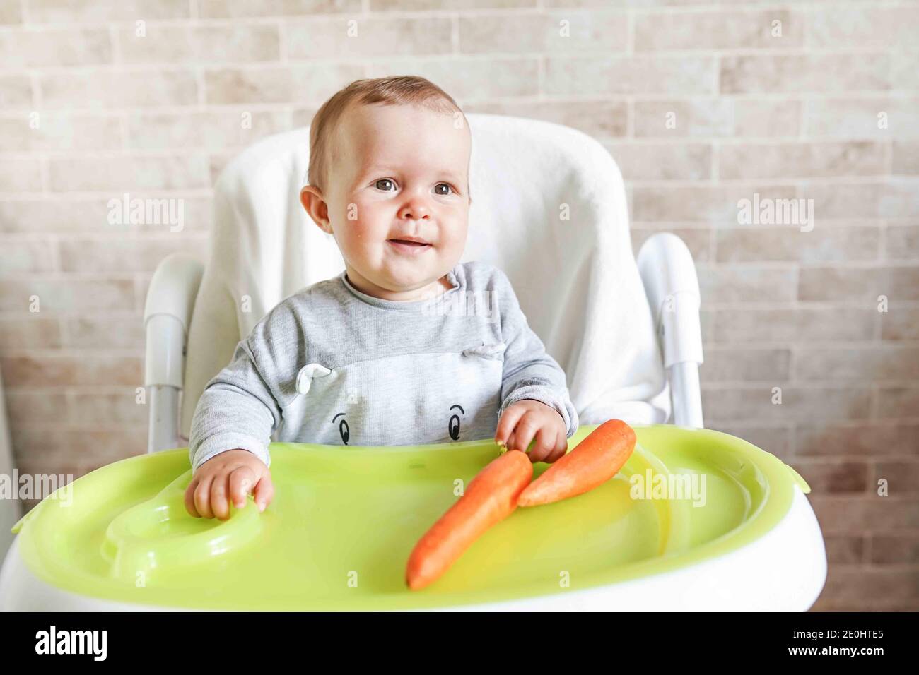 Primo alimento solido per il bambino giovane. Carote biologiche fresche per pranzo a base di verdure. Il bambino mangia le verdure. Nutrizione sana per i bambini Foto Stock