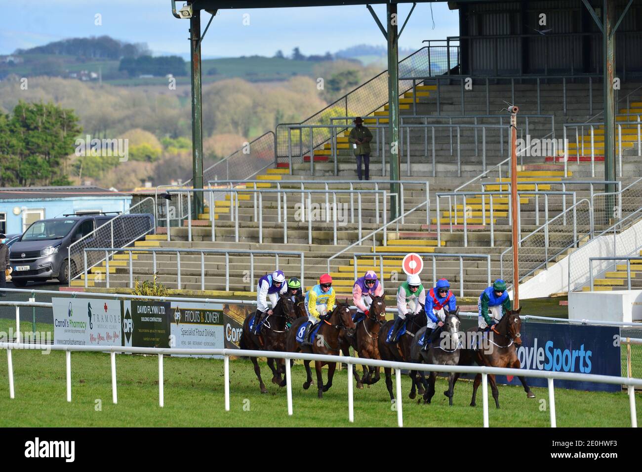 Corridori e piloti si allineano per l'inizio del Arrivederci 2020 Hello 2021 Maiden hurdle vinto da Minella Escape e Rachael Blackmore mentre le corse continuano a porte chiuse a causa delle restrizioni Covid-19 all'ippodromo di Tramore, Co. Waterford. Foto Stock