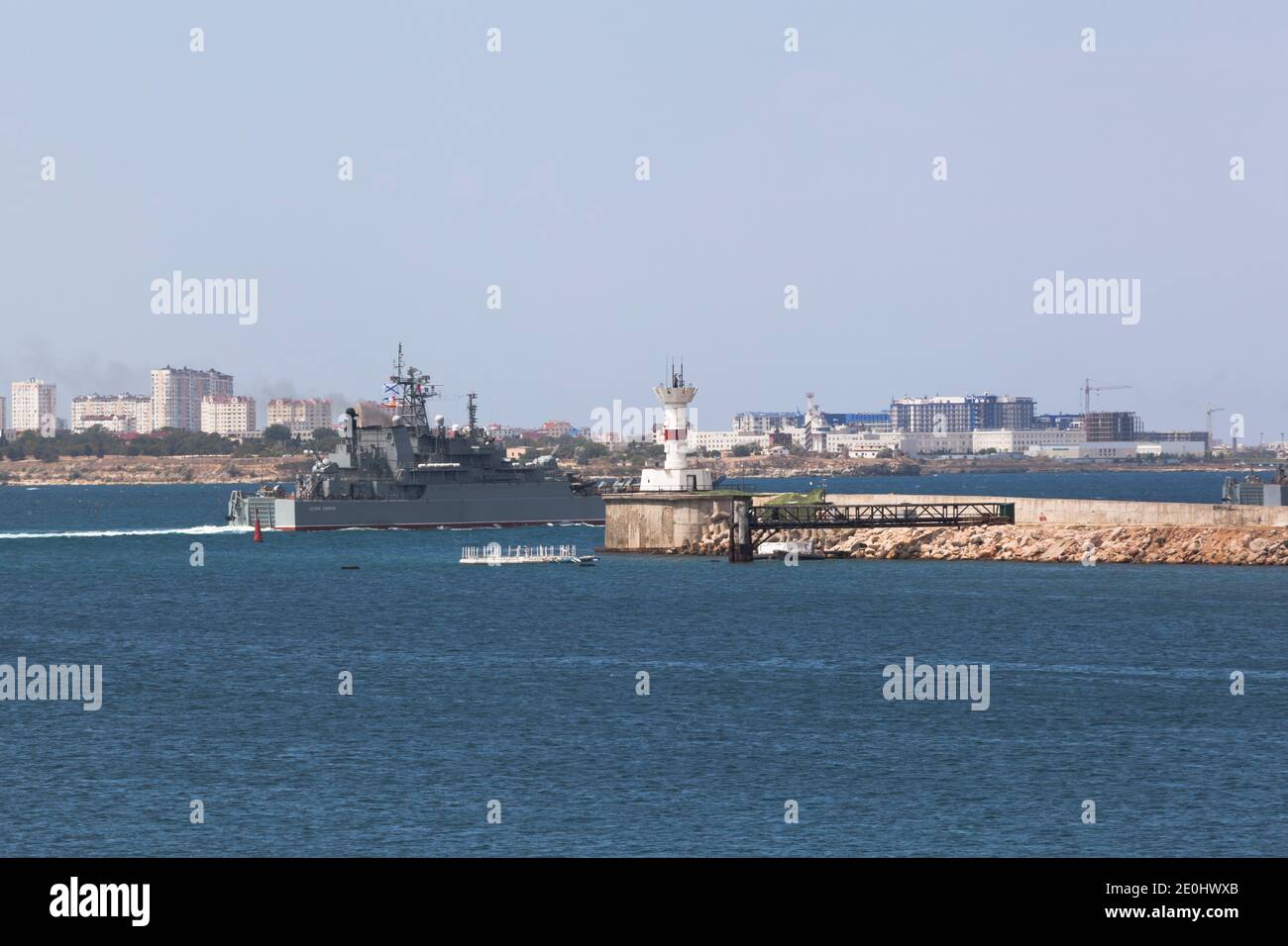 Sevastopol, Crimea, Russia - 26 luglio 2020: La grande nave da sbarco Caesar Kunikov lascia la baia di Sevastopol, Crimea Foto Stock