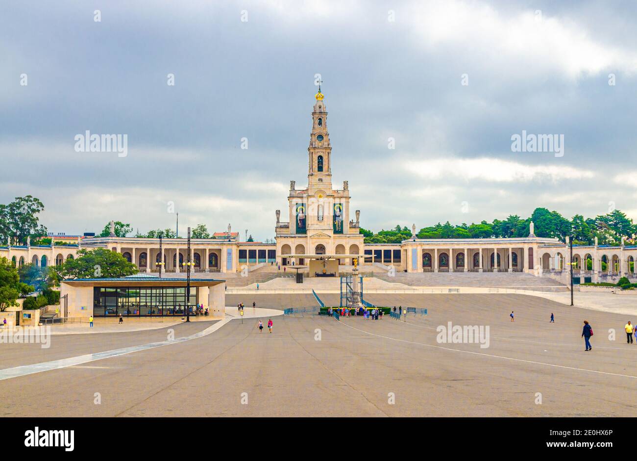 Fatima, Portogallo, 22 giugno 2017: Santuario di nostra Signora di Fatima con Basilica di nostra Signora del Rosario Chiesa cattolica con colonnato nel centro storico della città Foto Stock