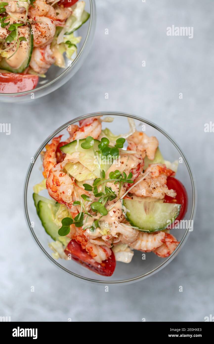 Cocktail di gamberi con insalata e salsa di pesce Foto Stock