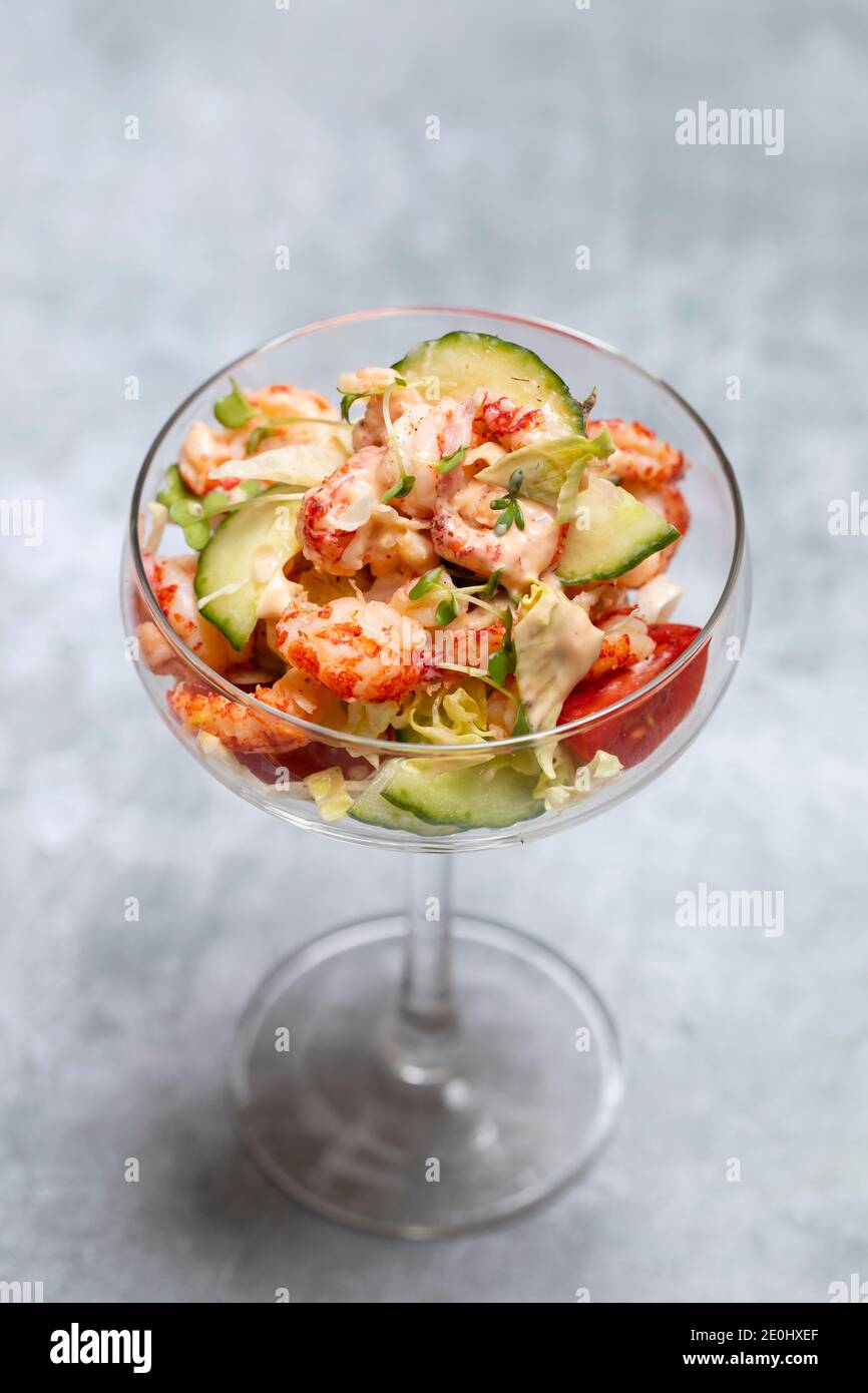 Cocktail di gamberi con insalata e salsa di pesce Foto Stock