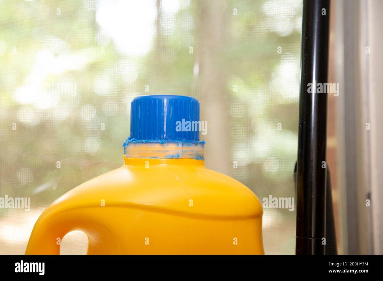 Bottiglia detergente per bucato, gialla con tappo blu Foto stock - Alamy