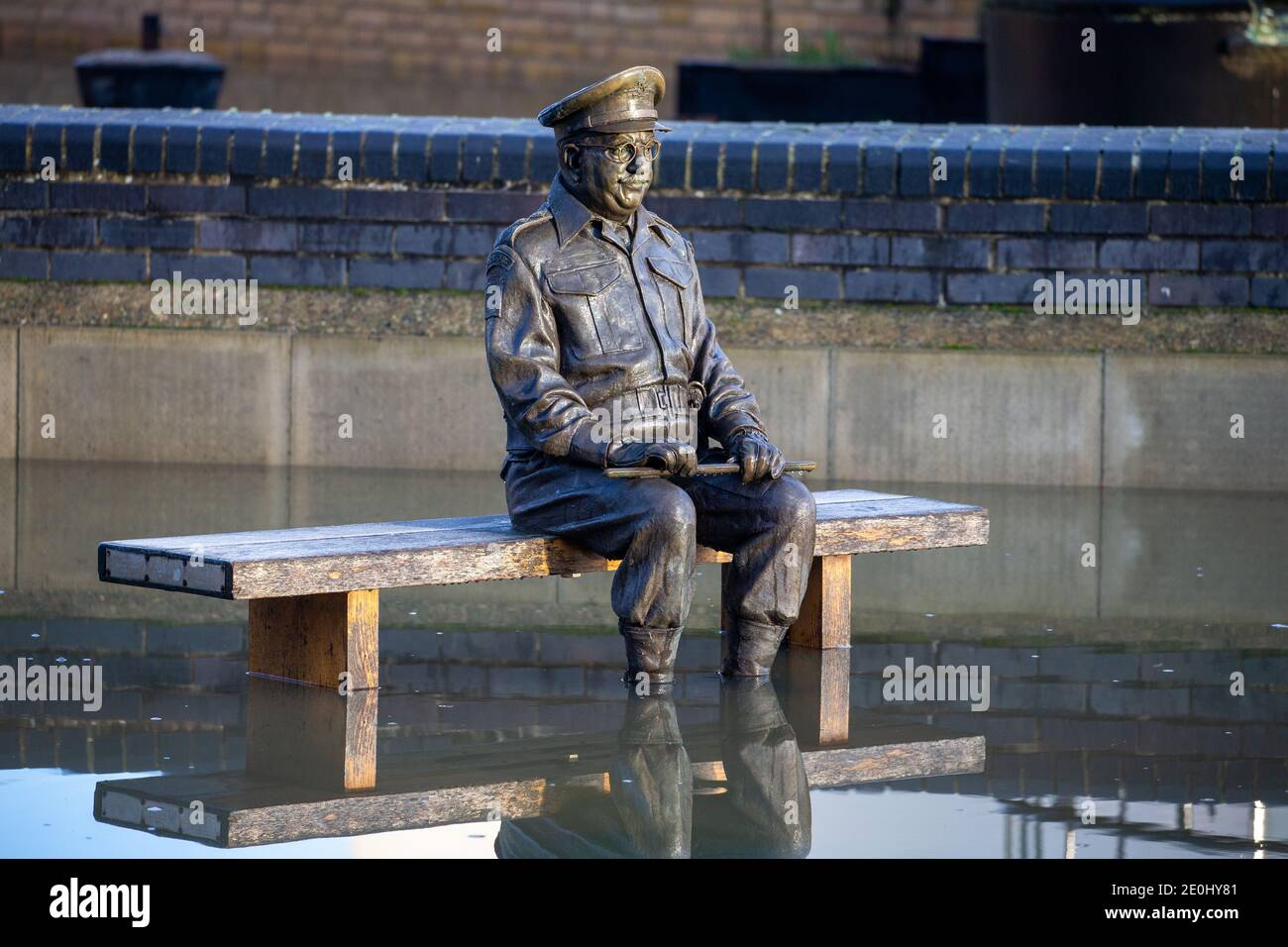 La foto del 28 dicembre mostra la statua del Capitano Mainwaring a Thetford, Norfolk, circondata da acqua alluvionale dopo che il fiume Thet ha scoppiato le sue rive per la prima volta in 50 anni. Il personaggio dell'Esercito di DadÕs non ha preso il panico i livelli dell'acqua sono saliti negli ultimi giorni. La serie televisiva è stata girata nella zona di 1960Õs e 70Õs. Gli avvertimenti di neve e ghiaccio sono in atto per gran parte del Regno Unito che entra nelle vacanze bancarie, anche a sud come Londra, poiché vaste distese del paese sono braced per una frusta fredda in seguito di Storm Bella. Si tratta di circa 100 avvisi di alluvione rimangono in vigore a Engla Foto Stock