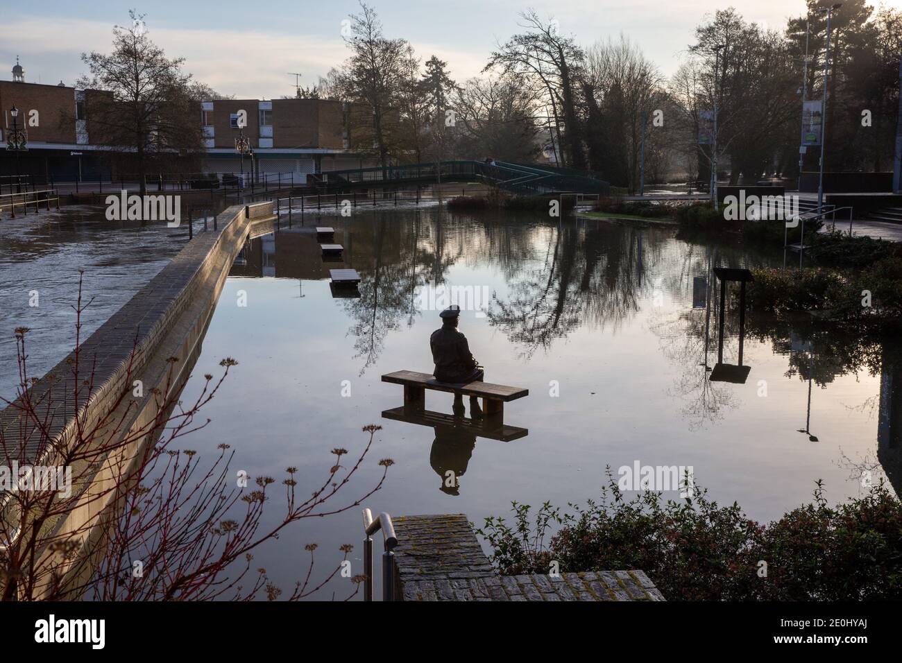 La foto del 28 dicembre mostra la statua del Capitano Mainwaring a Thetford, Norfolk, circondata da acqua alluvionale dopo che il fiume Thet ha scoppiato le sue rive per la prima volta in 50 anni. Il personaggio dell'Esercito di DadÕs non ha preso il panico i livelli dell'acqua sono saliti negli ultimi giorni. La serie televisiva è stata girata nella zona di 1960Õs e 70Õs. Gli avvertimenti di neve e ghiaccio sono in atto per gran parte del Regno Unito che entra nelle vacanze bancarie, anche a sud come Londra, poiché vaste distese del paese sono braced per una frusta fredda in seguito di Storm Bella. Si tratta di circa 100 avvisi di alluvione rimangono in vigore a Engla Foto Stock