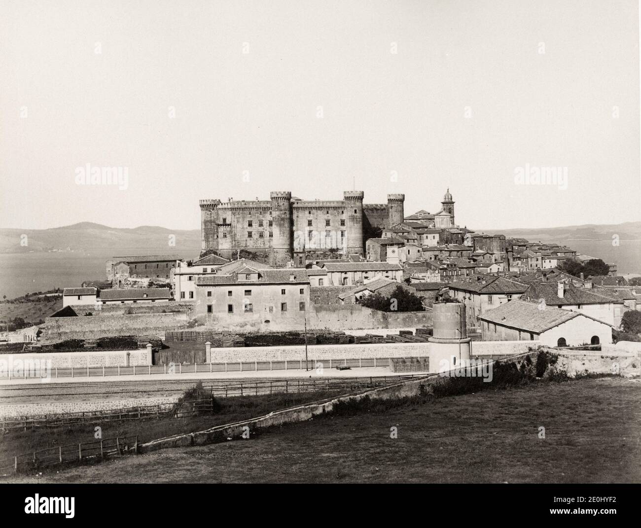 Foto d'annata del XIX secolo - Castello Orsini-Odescalchi è un castello di Bracciano, Lazio, Italia. Si trova sulla sponda meridionale del Lago di Bracciano. Costruita nel XV secolo, combina le funzioni di una struttura militare di difesa con una residenza civile dei signori feudali dell'epoca, gli Orsini e Borgia, entrambe famiglie papali. Foto Stock