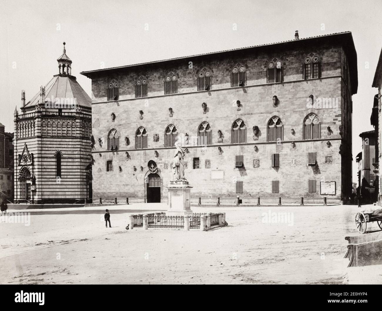 Fotografia d'epoca del XIX secolo - il Palazzo Pretorio o Palazzo del Podestà fu inizialmente eretto per ospitare le forze di polizia e di giustizia e i magistrati, e si trova di fronte alla Piazza del Duomo di Pistoia, regione Toscana, Italia. L'attuale edificio, che è principalmente una costruzione neogotica del XIX secolo, ospita ora le corti locali di Pistoia (Tribunale di Pistoia). Foto Stock