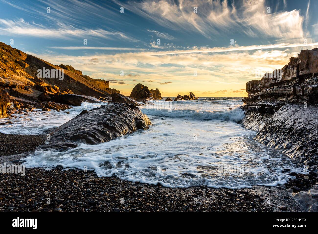 Tramonto sulla costa rocciosa di Bude nel Nord Cornovaglia, Inghilterra, Regno Unito Foto Stock
