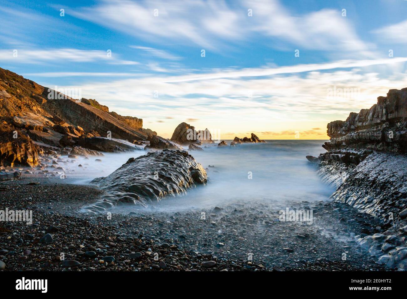 Tramonto sulla costa rocciosa di Bude nel Nord Cornovaglia, Inghilterra, Regno Unito Foto Stock