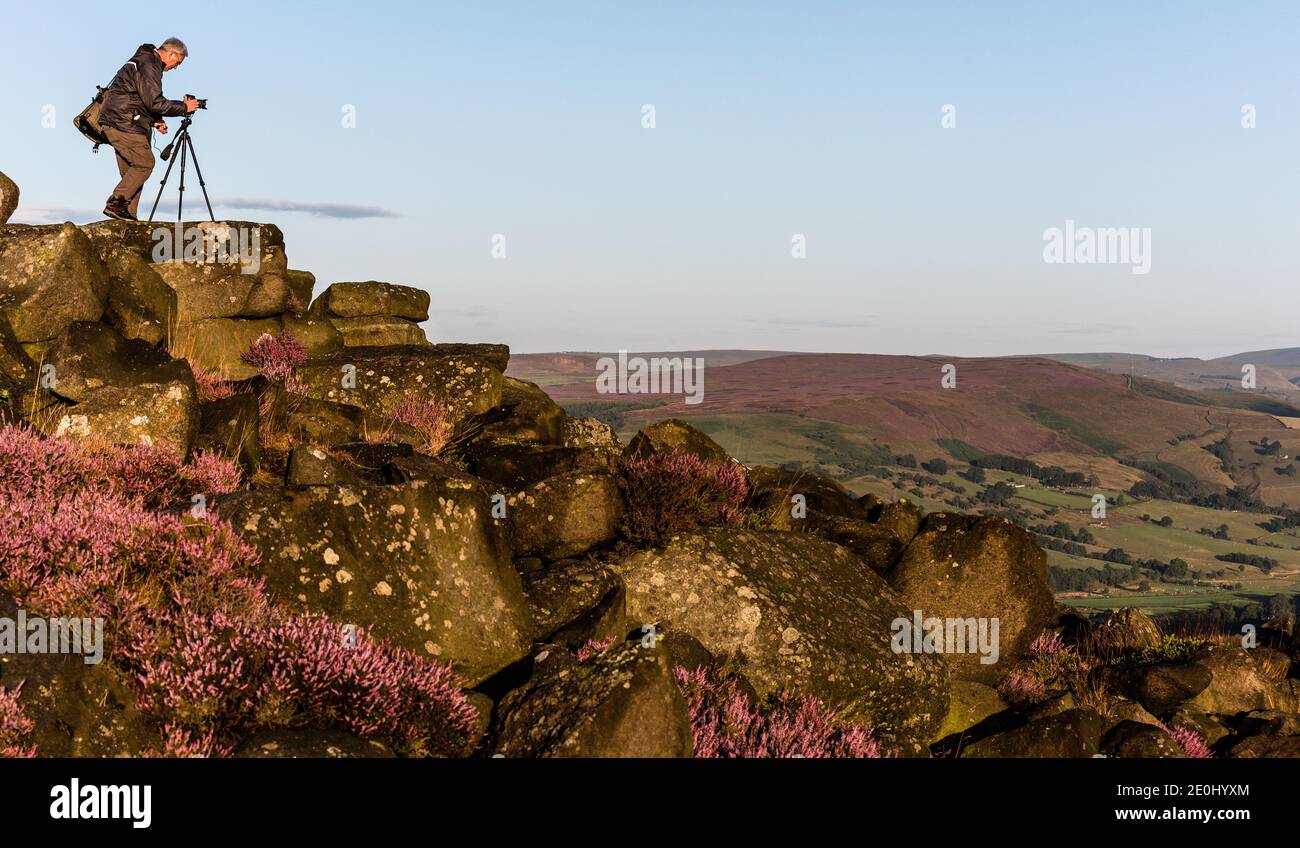 Fotografo su Millstone Edge, Peak District National Park, Derbyshire, Inghilterra Foto Stock