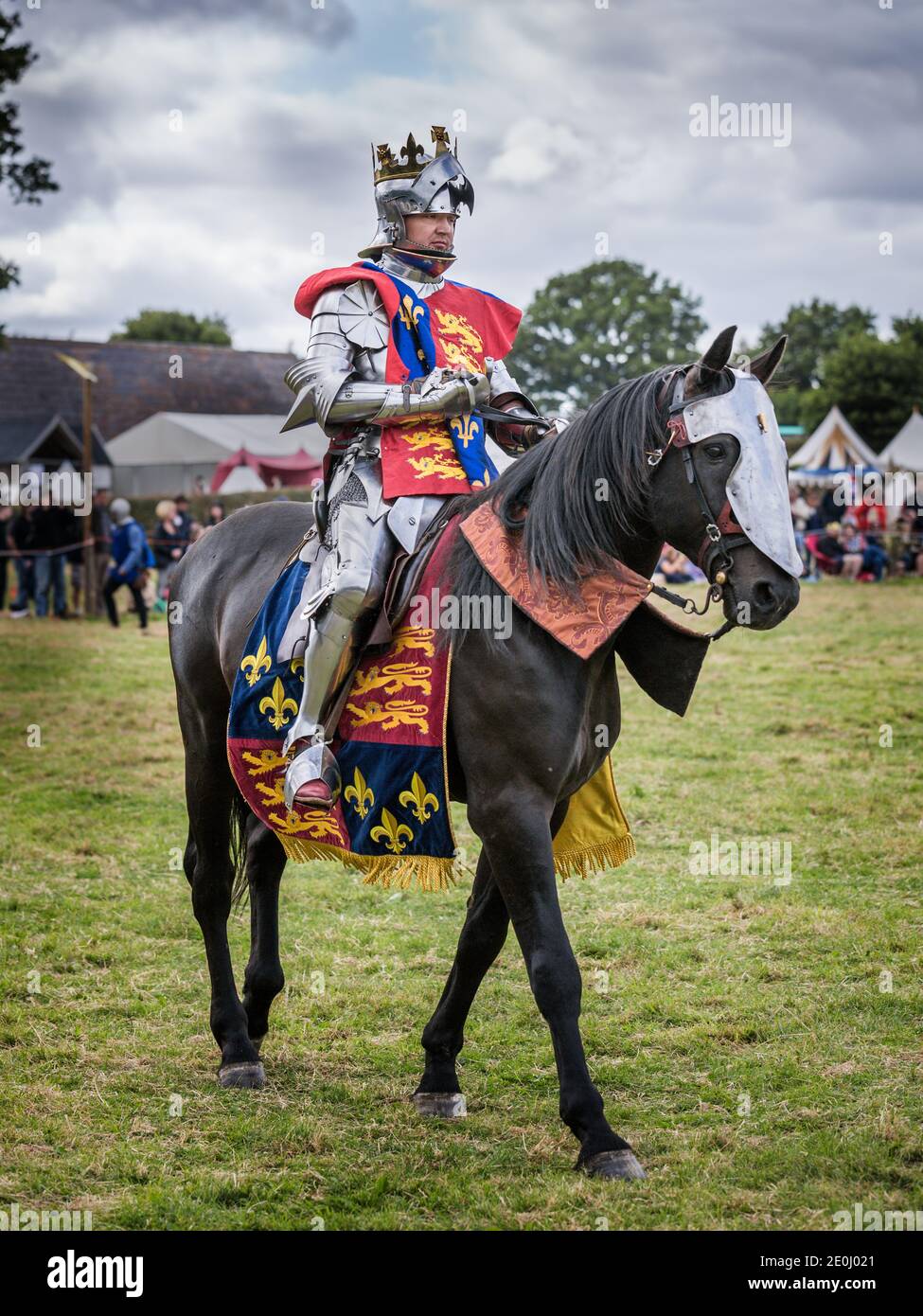 Cavaliere in armatura a cavallo, Battaglia di Bosworth Field Reenactment, Market Bosworth, Leicestershire, Regno Unito Foto Stock