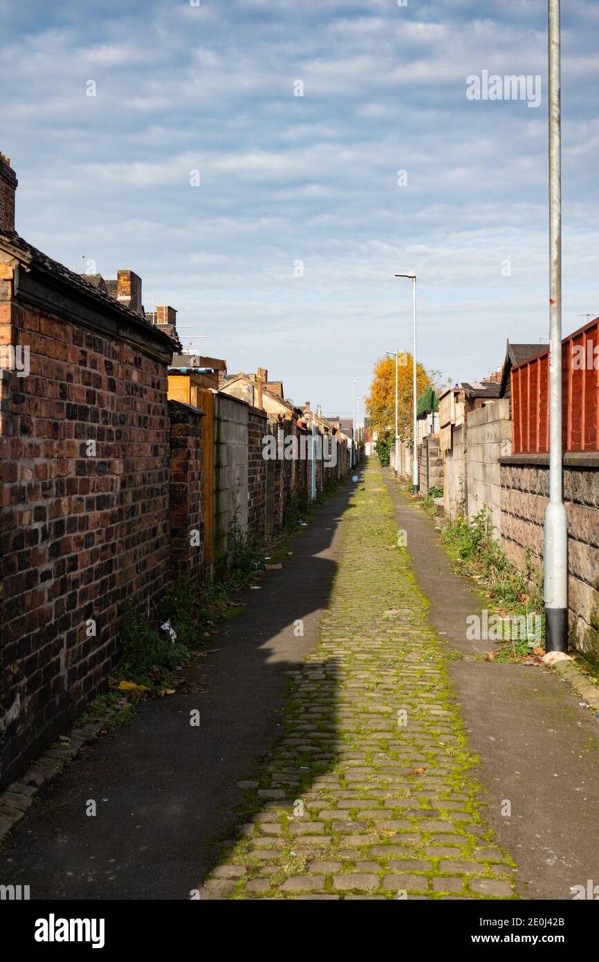 Vicolo dietro le case a schiera a Stoke-on-Trent, Regno Unito. Tipico di molte città e città urbane degli inizi del XX secolo Foto Stock