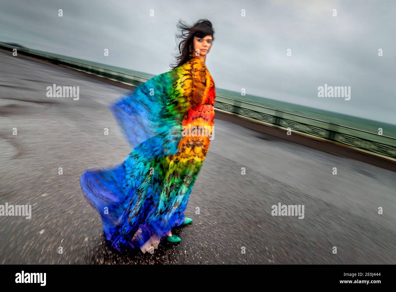 Brighton, 28 maggio 2008: Natasha Khan, cantante con Bat for Lashes, indossa un vestito Alexander McQueen sul lungomare di Hove durante una tempesta Foto Stock