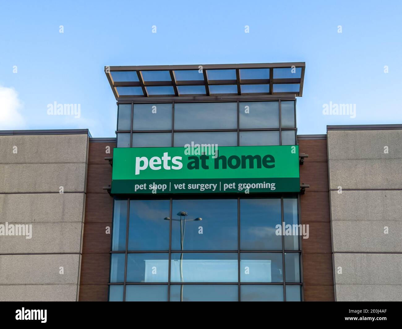 Belfast, Irlanda del Nord - 19 dicembre 2020: Il cartello per gli animali domestici al negozio di casa Foto Stock