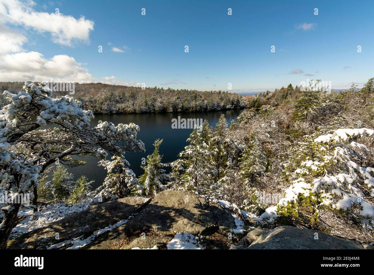Punto panoramico che si affaccia sul lago Minnewaska a New York Foto Stock
