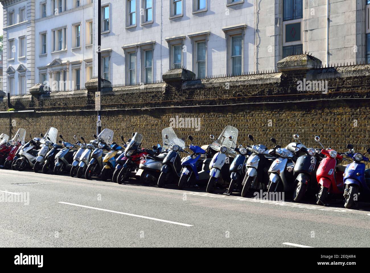 Parcheggio solo per motociclisti e scooter Bay Paddington Station, West London, Regno Unito Foto Stock