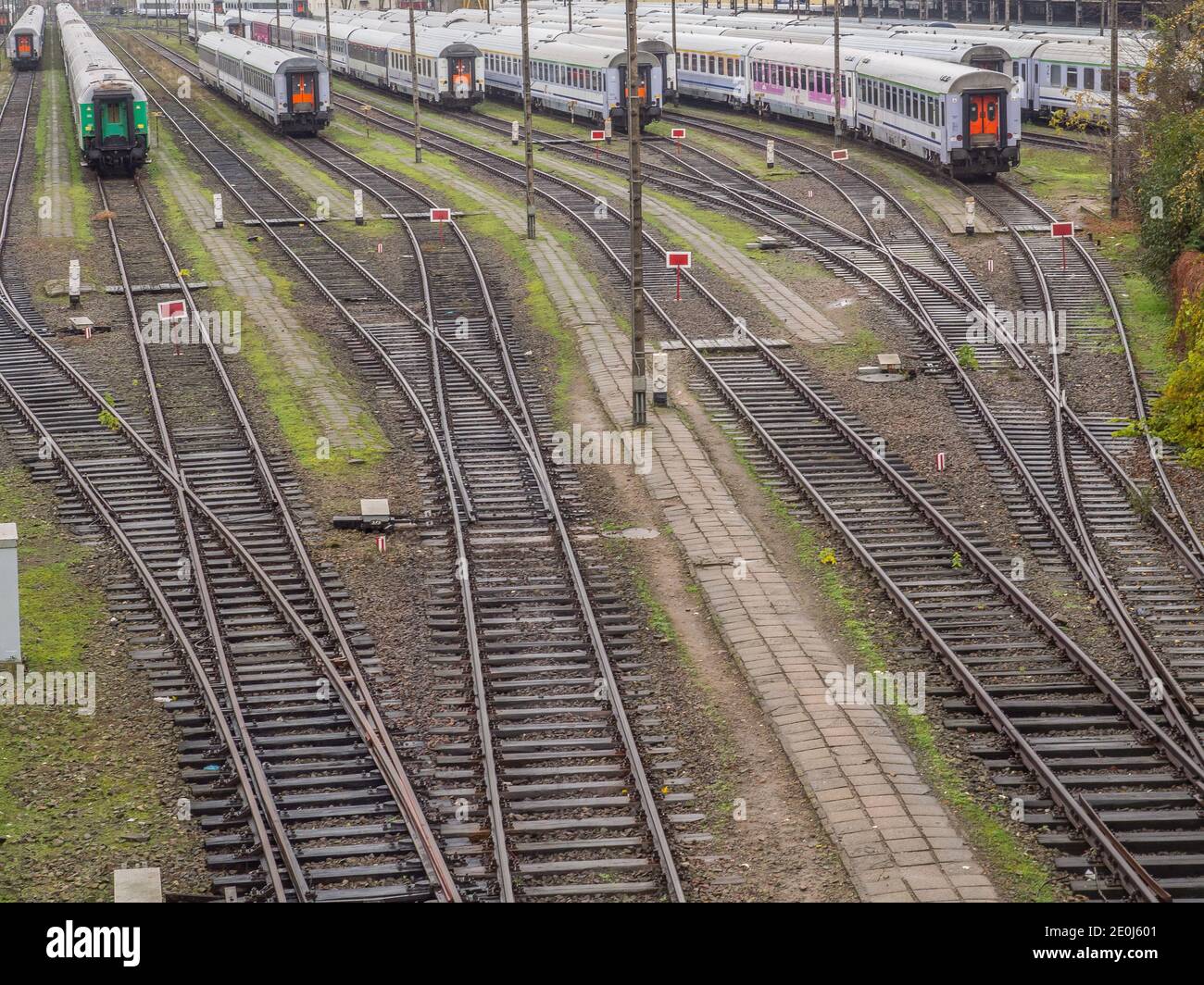 Varsavia, Polonia - 20 ottobre 2017: Vista di molti treni passeggeri polacchi presso il deposito ferroviario di Olszynka Grochowska Foto Stock