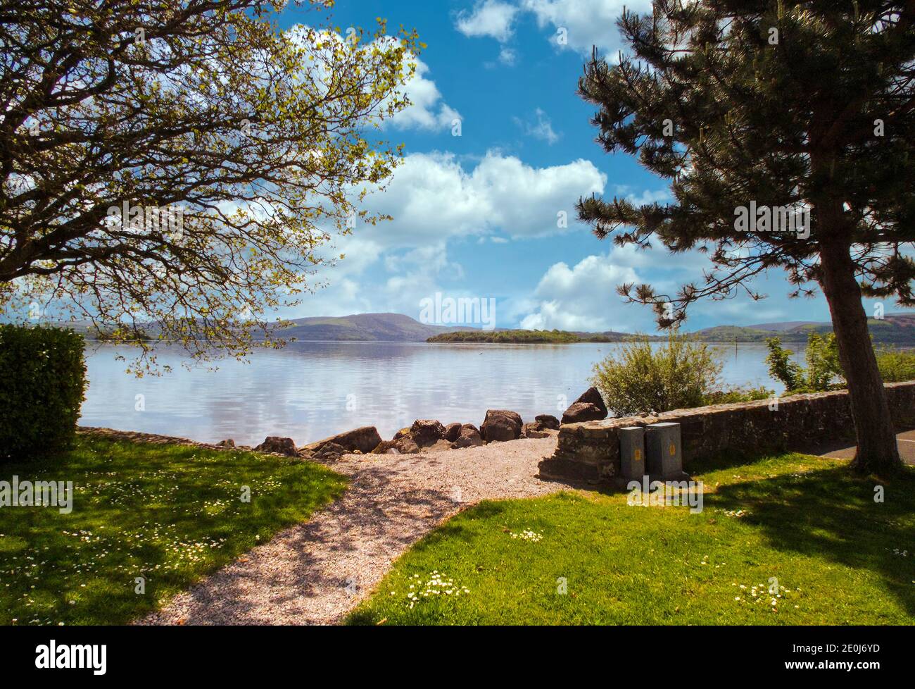 Paesaggio di un grande Derg Lough in Contea Clare, Irlanda. Foto Stock