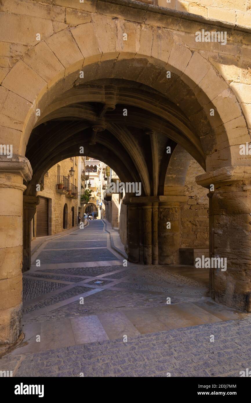 Vista di una delle strade porticate del centro storico medievale di Calaceite, Aragona, Spagna Foto Stock