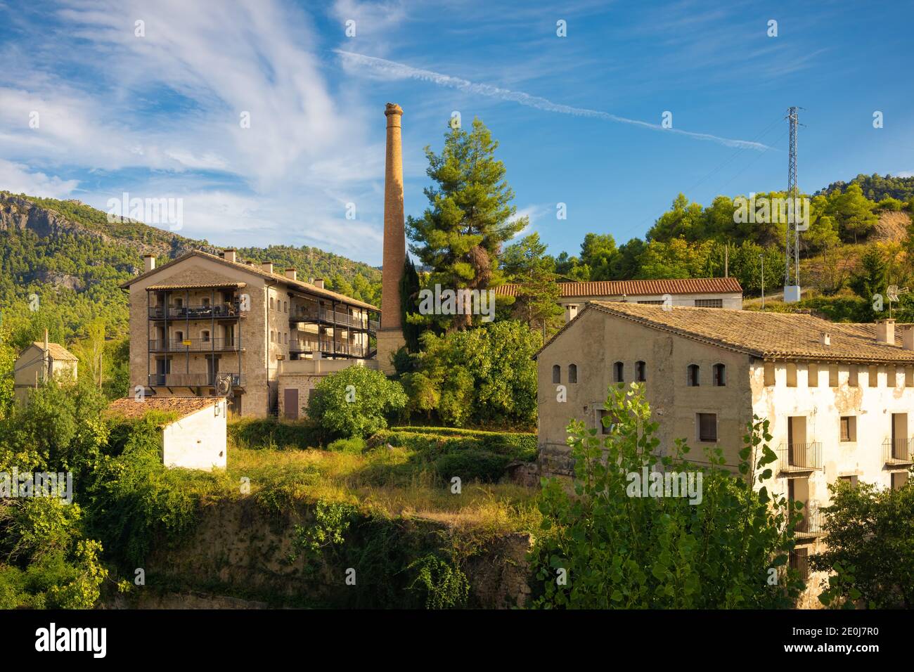 Vista dal fiume Matarranya del camino ricostruito di una vecchia fabbrica a Beceite, Aragon Spagna Foto Stock