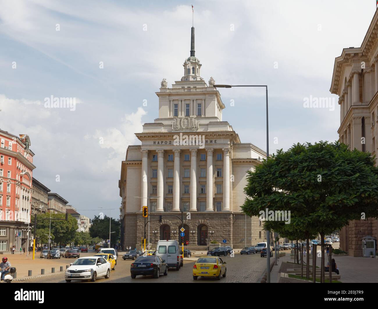 Party House, la parte centrale del Largo, un insieme architettonico di tre edifici del classicismo socialista nel centro di Sofia, la capitale della Bulgaria Foto Stock