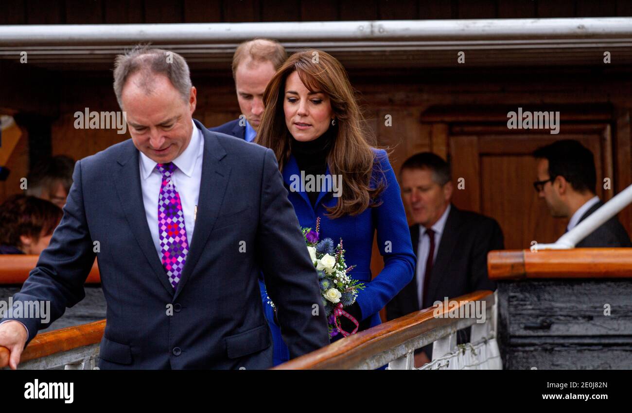 Il 23 ottobre 2015 il Duca e la Duchessa di Cambridge fecero la loro visita ufficiale reale a Dundee la Città della scoperta. La coppia reale il principe William e Kate Middleton arrivarono al Discovery Point per un breve tour della nave di spedizione antartica del Capitano Scott nel 1912, la RRS Discovery a Dundee, Scozia, Regno Unito Foto Stock