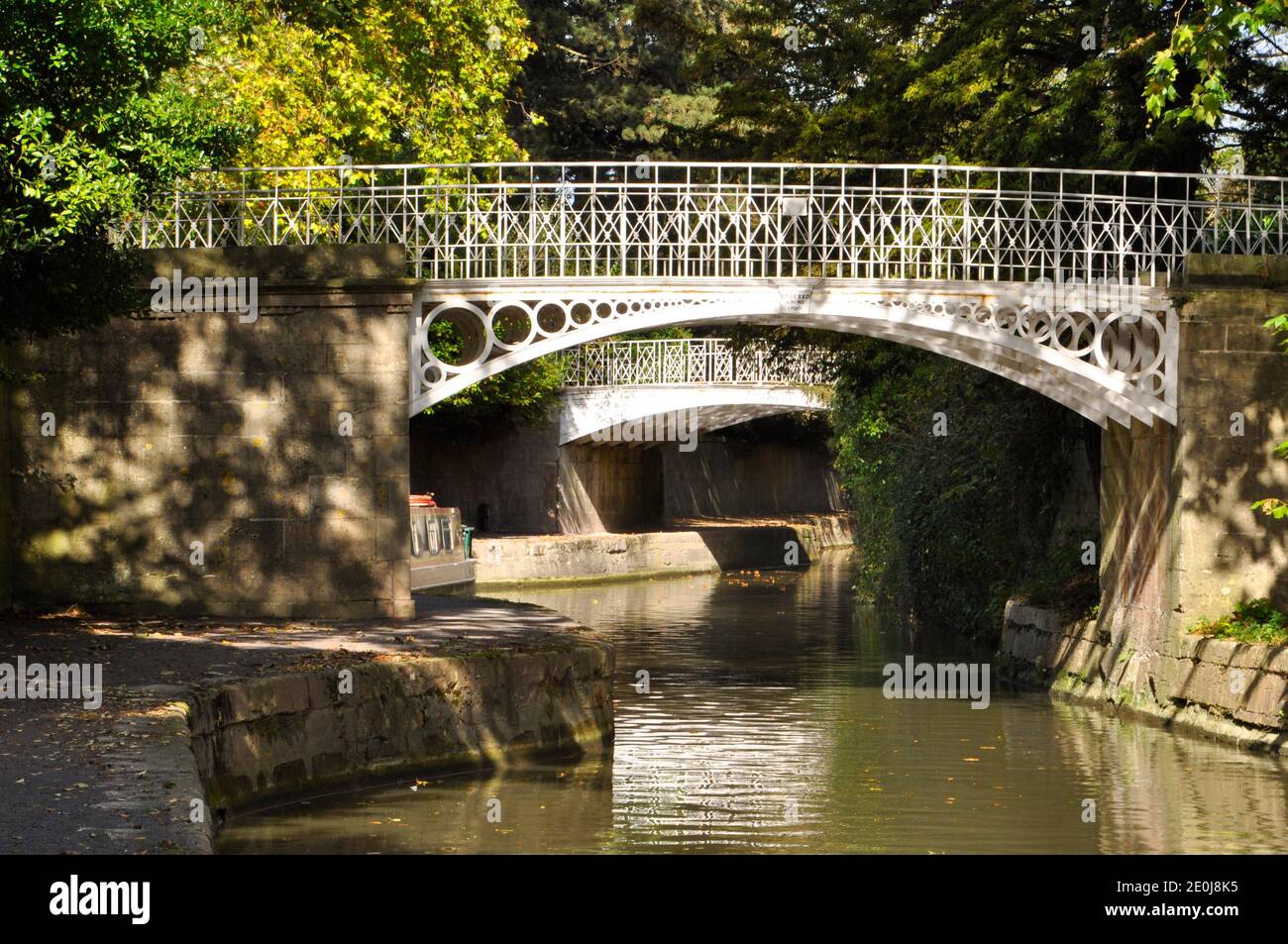 I ponti in ghisa disegnati dall'architetto John Rennie Oltre il canale Kennet e Avon mentre passe attraverso Il Sydney Gradens nella città di Bath.Some Foto Stock