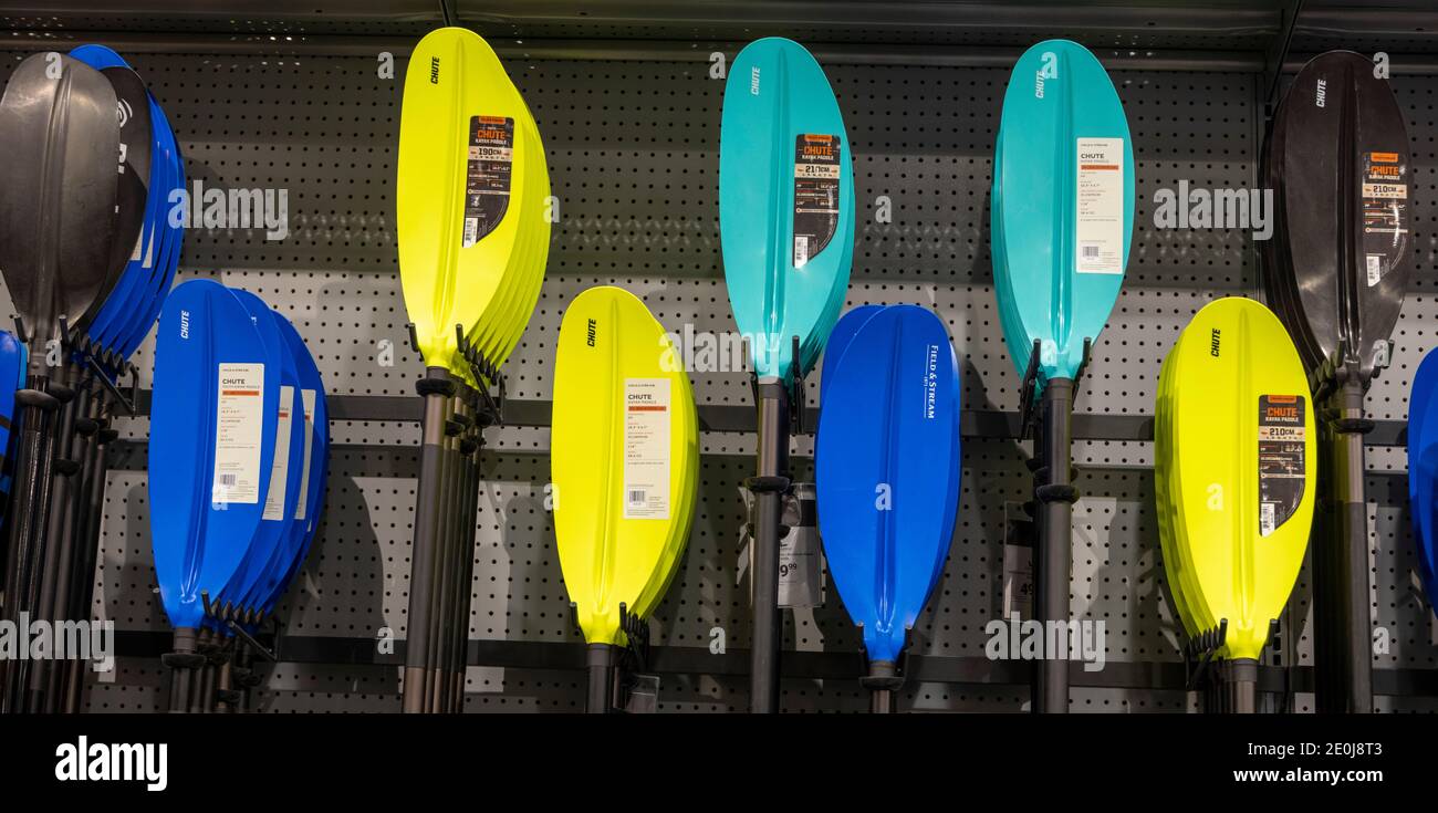 Pagaie in kayak, Dick's Sporting Goods, Columbia Mall, Kennewick, Washington Sate, Stati Uniti Foto Stock